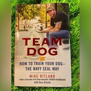 Team Dog Training Guide by Mike Ritland - Hard back book